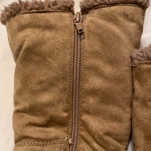 Women size: 7 1/2 Tan Sued Boot - Picture 5 of 9
